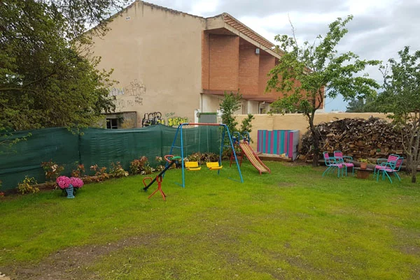 El jardín y la zona de juegos de Casa de la Ribera