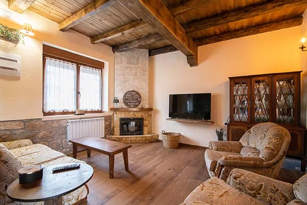 El rincón de la chimenea de Casa de la Ribera
