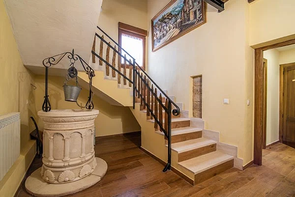 La entrada y su escalera de Casa de la Ribera