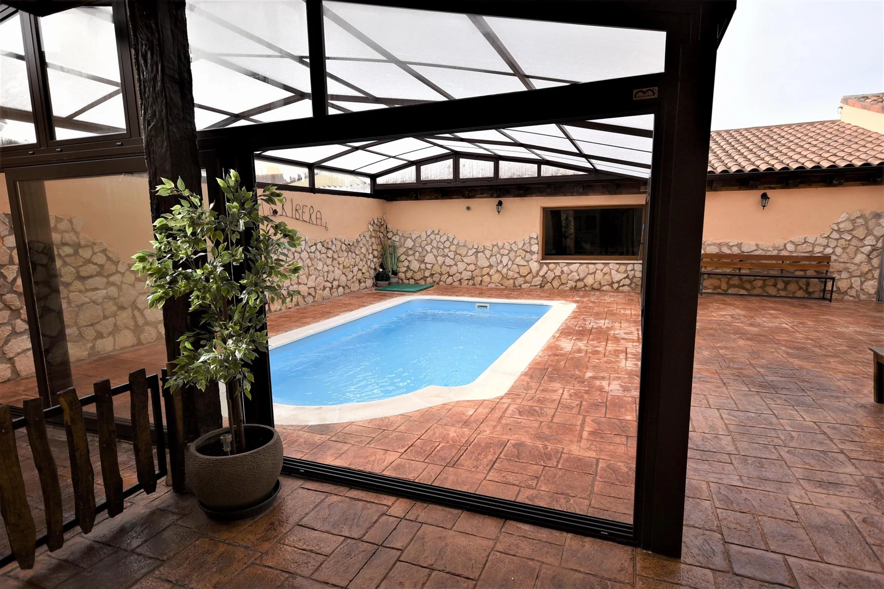 Del patio a la piscina de Casa de la Ribera