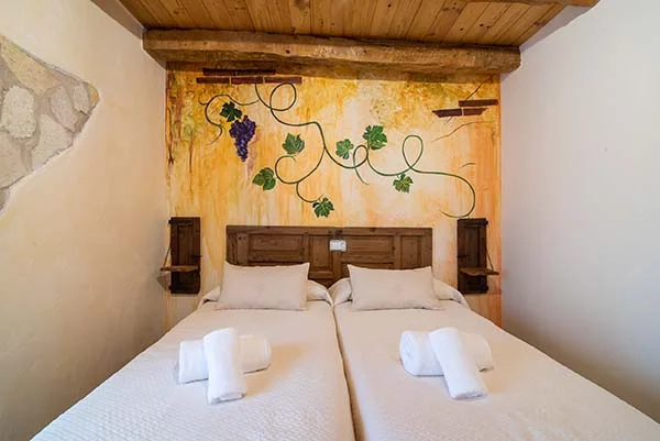 Dormitorio con mural vegetal de Casa de la Ribera