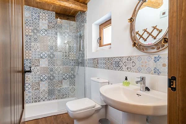 Baño con luz natural de Casa de la Ribera