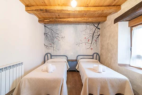 Dormitorio bajo las vigas de Casa de la Ribera