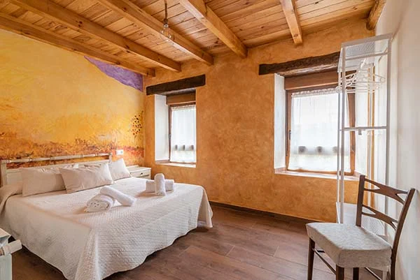 Una habitación llena de luz de Casa de la Ribera