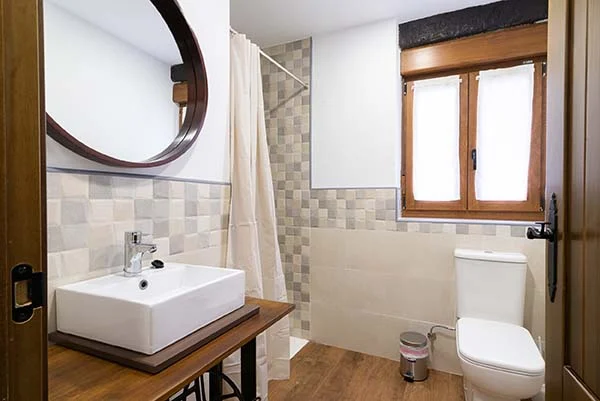 Lavabo y zona de ducha de Casa de la Ribera